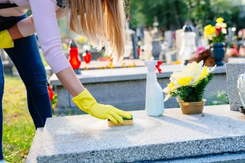 Уборка мусора и старых цветов